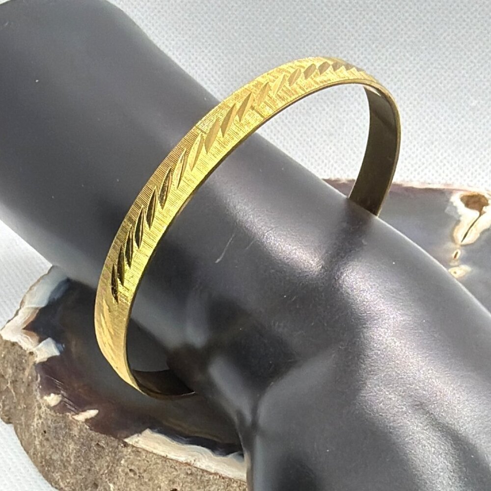 Vintage Signed Monet Gold Tone Diamond Cut Textured Bangle Bracelet 1980s Retro - Picture 3 of 11